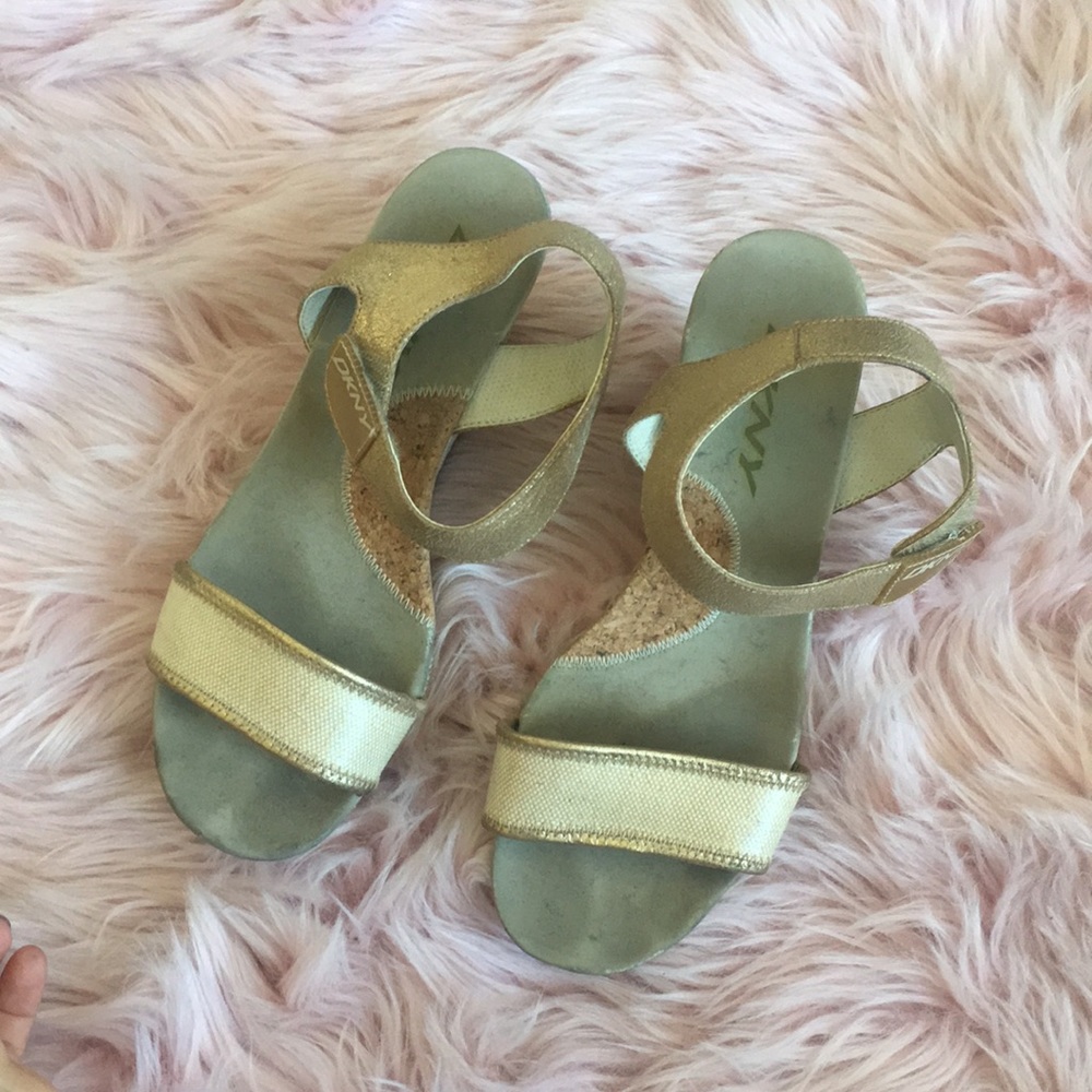 dkny kork shoes